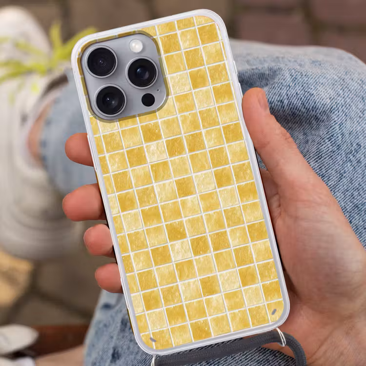 Tegels - Mozaïek - Textuur - Goudgeel Hoesje iPhone 16 Pro Max met koord klein 804 -sfeer3