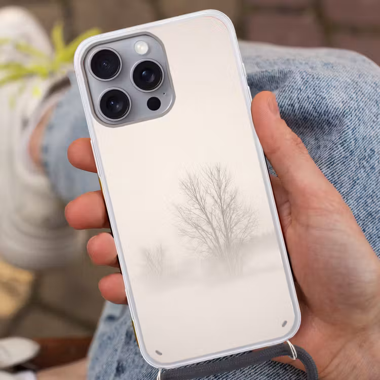 Boom - Mist - Sneeuw - Winter - Minimalistisch Hoesje iPhone 16 Pro Max met koord klein -sfeer3
