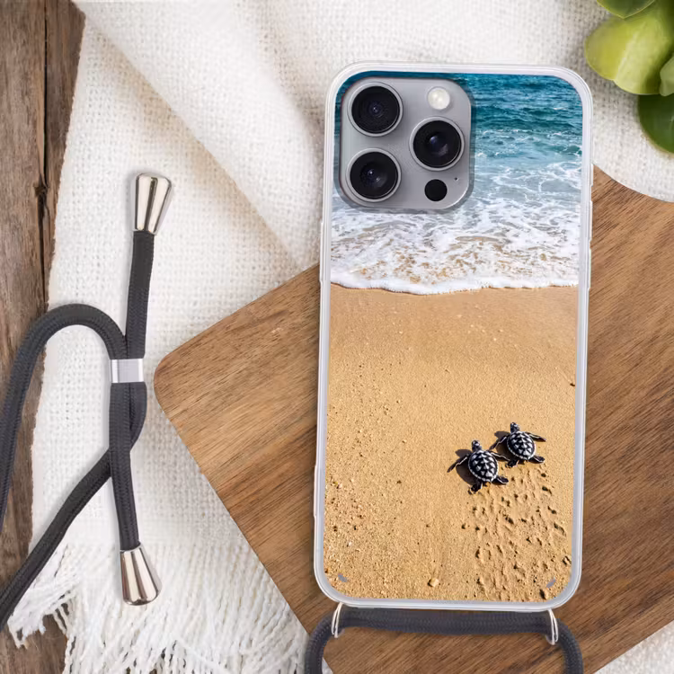 Schildpad - Jong - Strand - Oceaan - Blauw Hoesje iPhone 16 Pro Max met koord klein -sfeer4