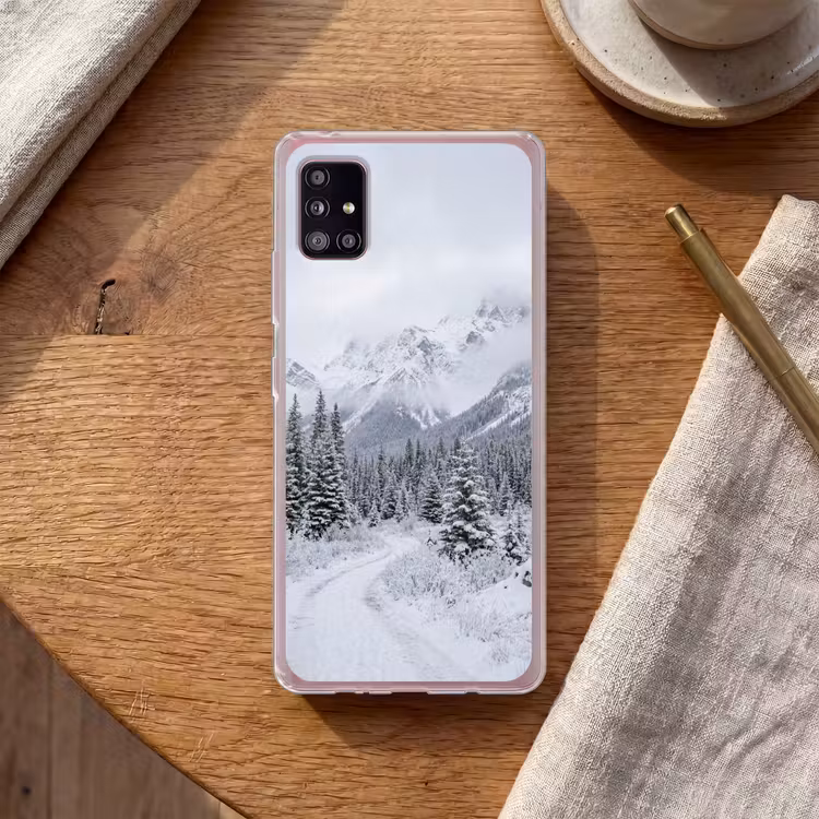 Weg - Bergen - Sneeuw - Naaldbos - Avontuurlijk Telefoonhoesje Samsung Galaxy A51 5G klein -sfeer1