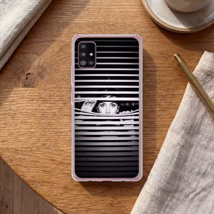 Vrouw - Jaloezieën - Portret - Zwart-wit Telefoonhoesje Samsung Galaxy A51 5G klein -sfeer1