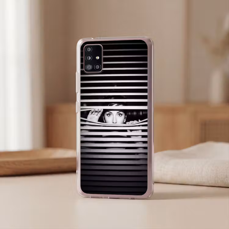 Vrouw - Jaloezieën - Portret - Zwart-wit Telefoonhoesje Samsung Galaxy A51 5G klein -sfeer2