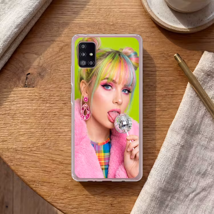 Vrouw - Kleurrijk haar - Pop art - Modern - Levendig Telefoonhoesje Samsung Galaxy A51 5G klein -sfeer1