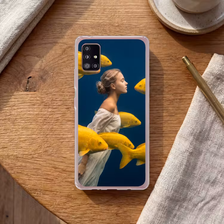 Vrouw - Vis - Water - Natuur - Geel Telefoonhoesje Samsung Galaxy A51 5G klein -sfeer1