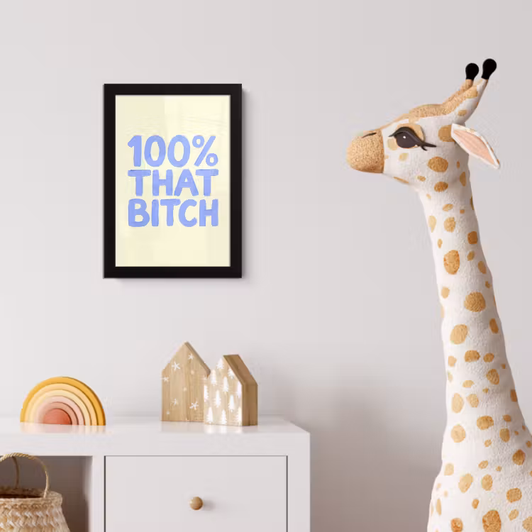 100% that bitch - Blauw - Wit fotolijst zwart zonder passe partout klein -usfeer4_kinderkamer