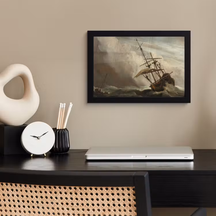 Een schip in volle zee bij vliegende storm - Schilderij van Willem van de Velde fotolijst zwart zonder passe partout klein -sfeer1