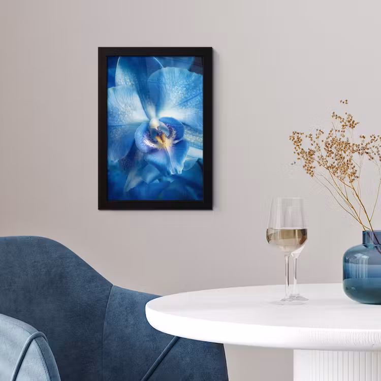 Blauw - Orchidee - Elegeant fotolijst zwart zonder passe partout klein -sfeer4
