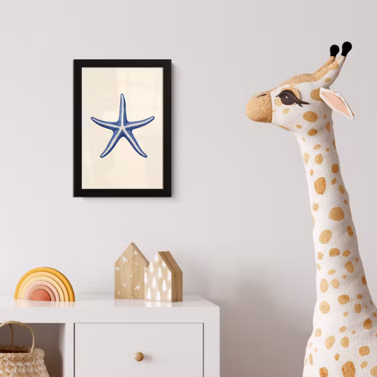 Blauwe zeester - Minimalistisch - Beige fotolijst zwart zonder passe partout klein -usfeer4_kinderkamer
