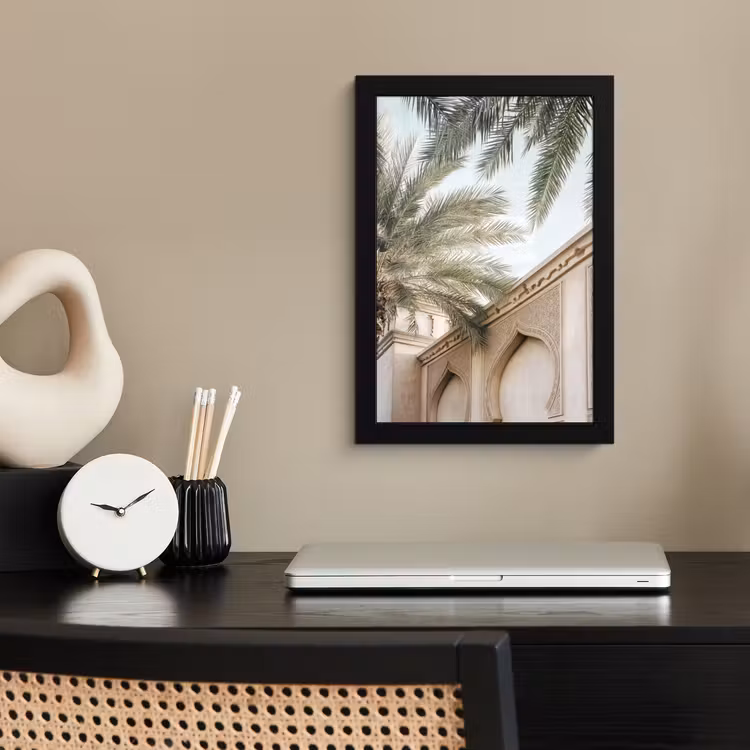 Gebouw - Palmbomen - Beige - Zon fotolijst zwart zonder passe partout klein -sfeer1