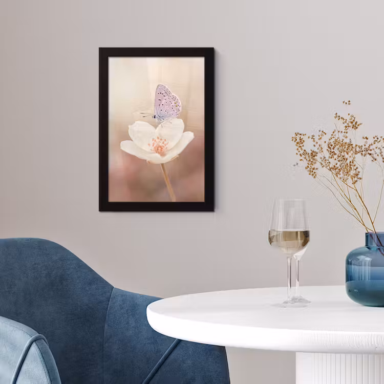 Vlinder - Bloem - Blauw fotolijst zwart zonder passe partout klein -sfeer4