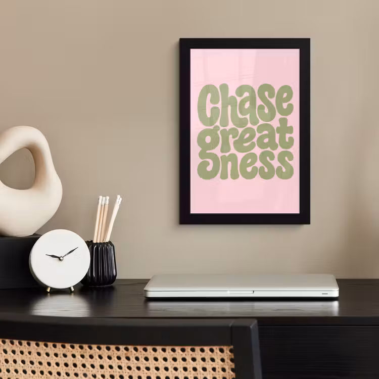 Chase greatness - Groen - Roze - Retro fotolijst zwart zonder passe partout klein -sfeer1