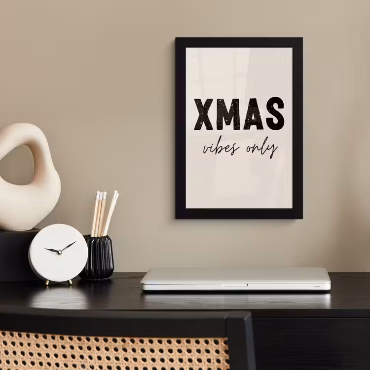 Kerst - Spreuk - xmas vibes only - Beige fotolijst zwart zonder passe partout klein -sfeer1