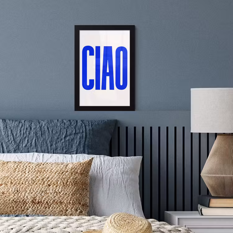 Ciao - Hoofdletters - Blauw - Minimalistisch fotolijst zwart zonder passe partout klein -sfeer3