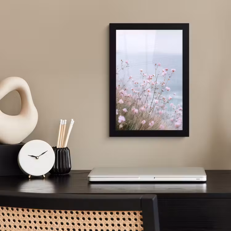 Klif - Bloemen - Zee - Roze fotolijst zwart zonder passe partout klein -sfeer1