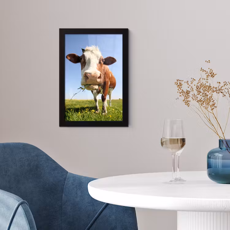 Koe - Dieren - Bloemen - Gras fotolijst zwart zonder passe partout klein -sfeer4