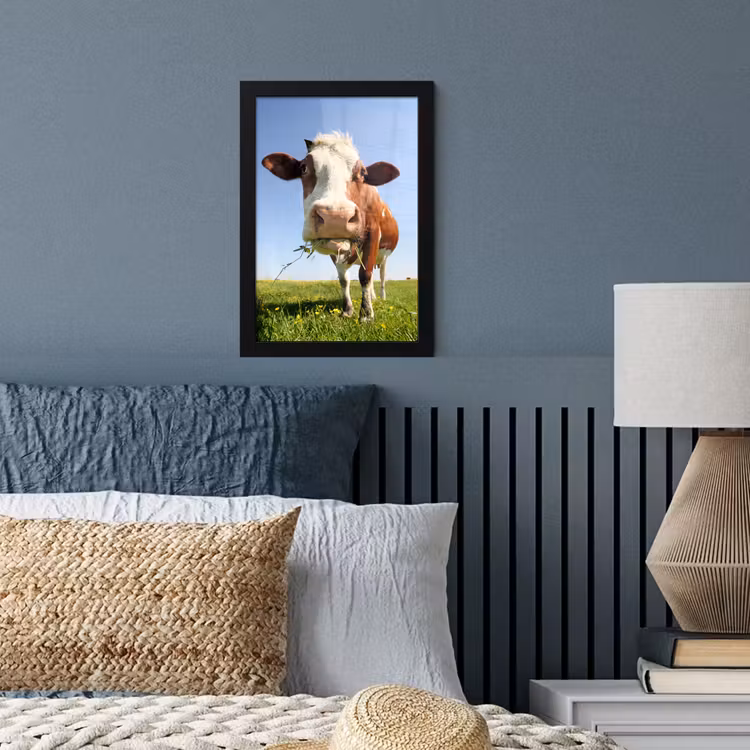 Koe - Dieren - Bloemen - Gras fotolijst zwart zonder passe partout klein -sfeer3