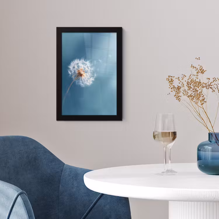Paardenbloem - Wind - Blauw fotolijst zwart zonder passe partout klein -sfeer4