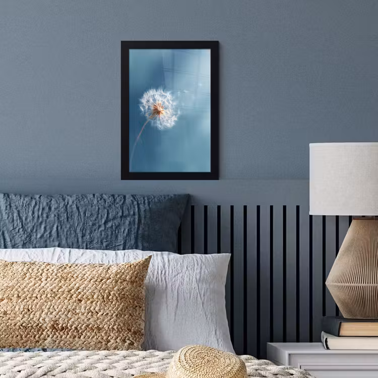 Paardenbloem - Wind - Blauw fotolijst zwart zonder passe partout klein -sfeer3