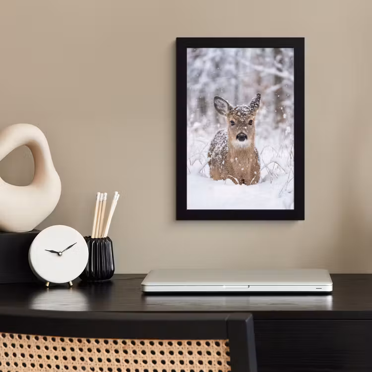 Hert - Sneeuw - Bos - Dieren - Vertederend fotolijst zwart zonder passe partout klein -sfeer1