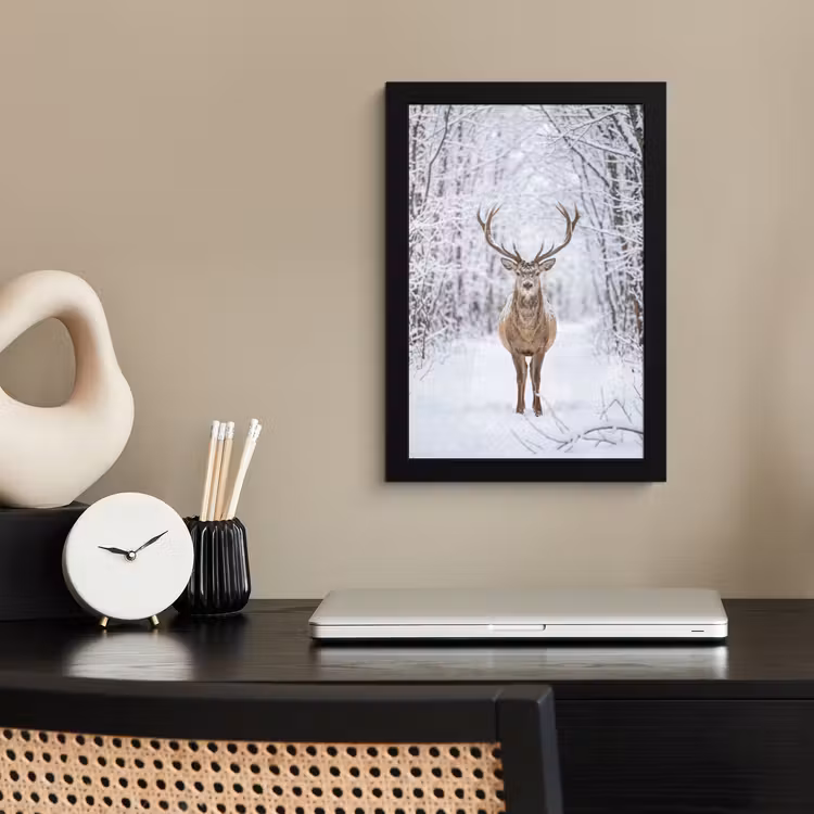 Hert - Winter - Bos - Natuur - Wit fotolijst zwart zonder passe partout klein -sfeer1