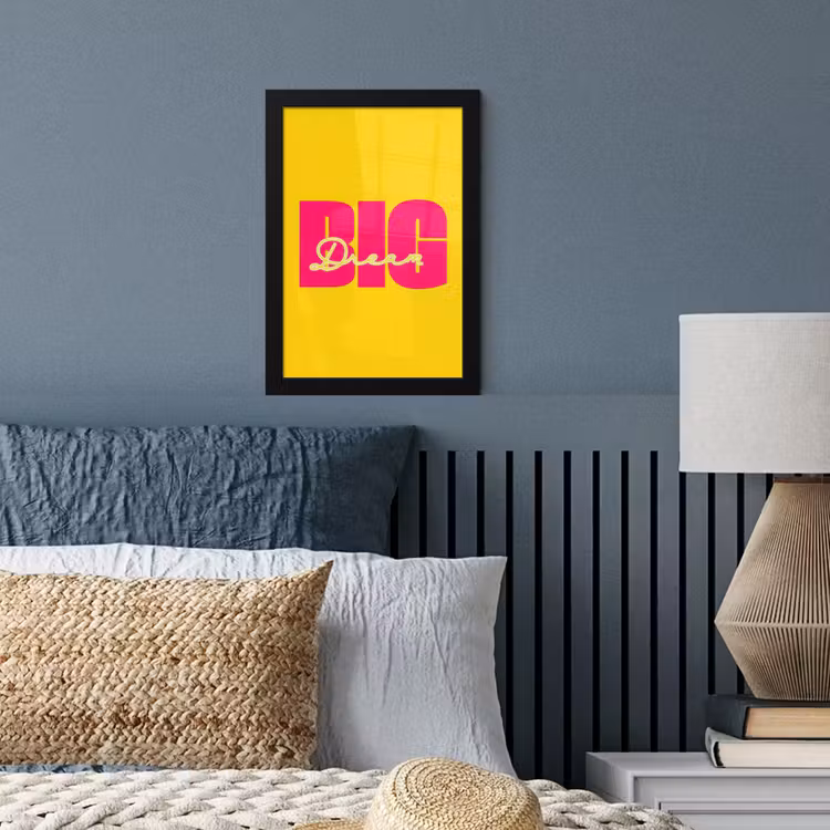 Dream big - Geel - Roze fotolijst zwart zonder passe partout klein -sfeer3