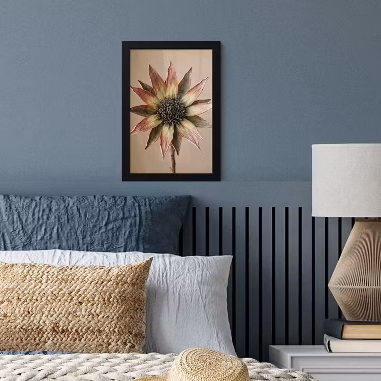 Droogbloem - Protea - Vintage - Beige - Rustiek fotolijst zwart zonder passe partout klein -sfeer3