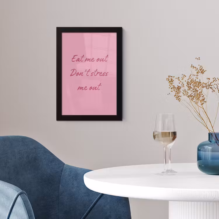 Eat me out don't stress me out - Roze - Handgeschreven fotolijst zwart zonder passe partout klein -sfeer4