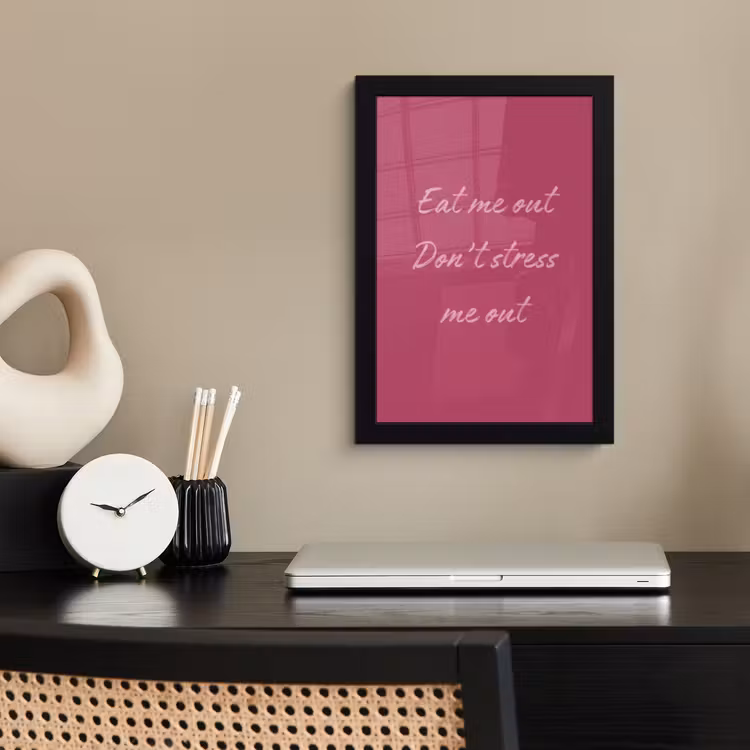 eat me out don't stress me out - Roze - Minimalistisch fotolijst zwart zonder passe partout klein -sfeer1
