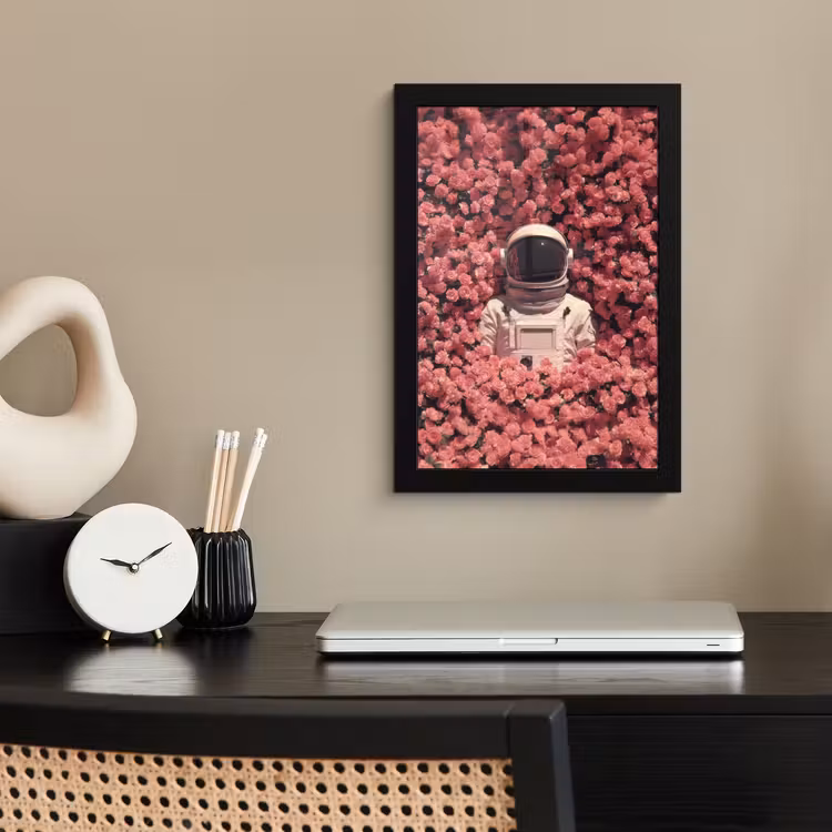 Bloemen - Roze - Astronaut fotolijst zwart zonder passe partout klein -sfeer1