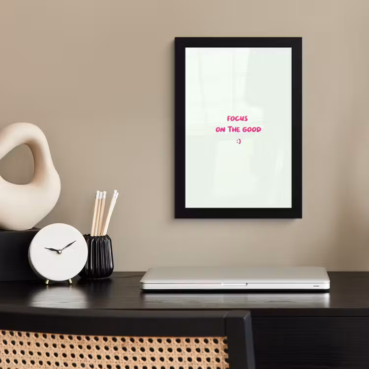 Focus - Beige - Roze - Smiley fotolijst zwart zonder passe partout klein -sfeer1