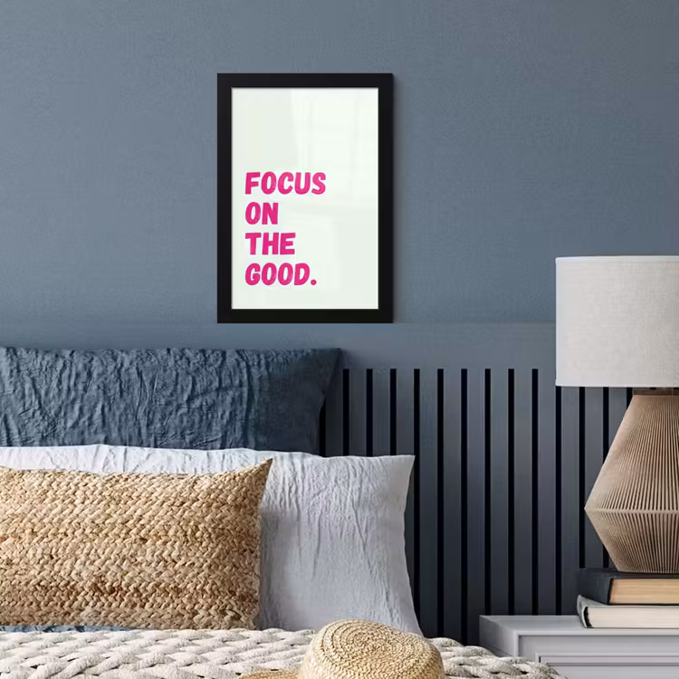 Focus on the good - Beige - Roze fotolijst zwart zonder passe partout klein -sfeer3