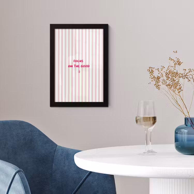 Focus on the good - Strepen - Roze - Smiley fotolijst zwart zonder passe partout klein -sfeer4