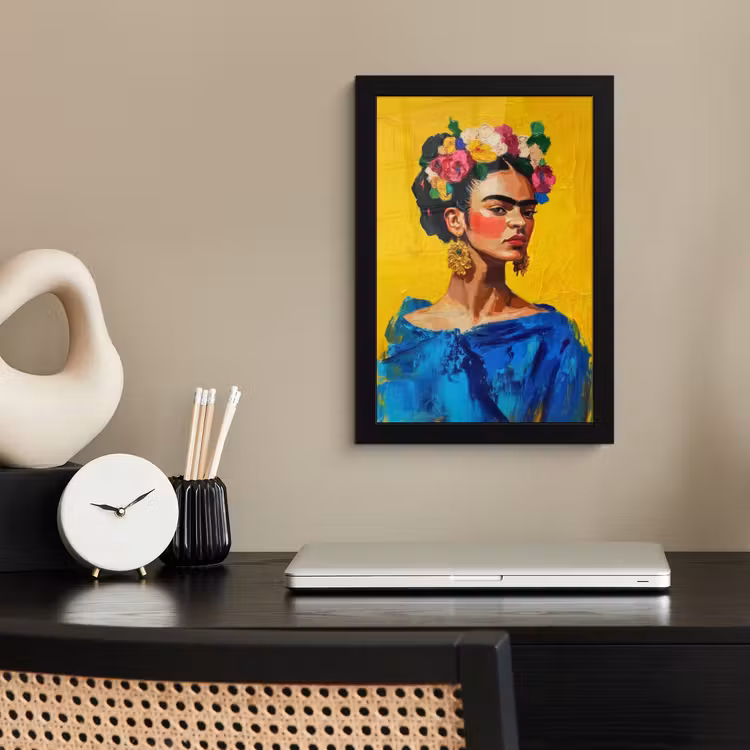 Frida Kahlo - Vrouw - Geel - Blauw - Bloemen fotolijst zwart zonder passe partout klein -sfeer1