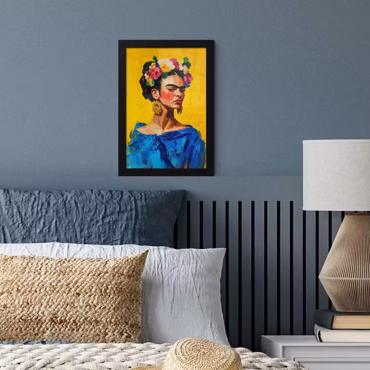 Frida Kahlo - Vrouw - Geel - Blauw - Bloemen fotolijst zwart zonder passe partout klein -sfeer3