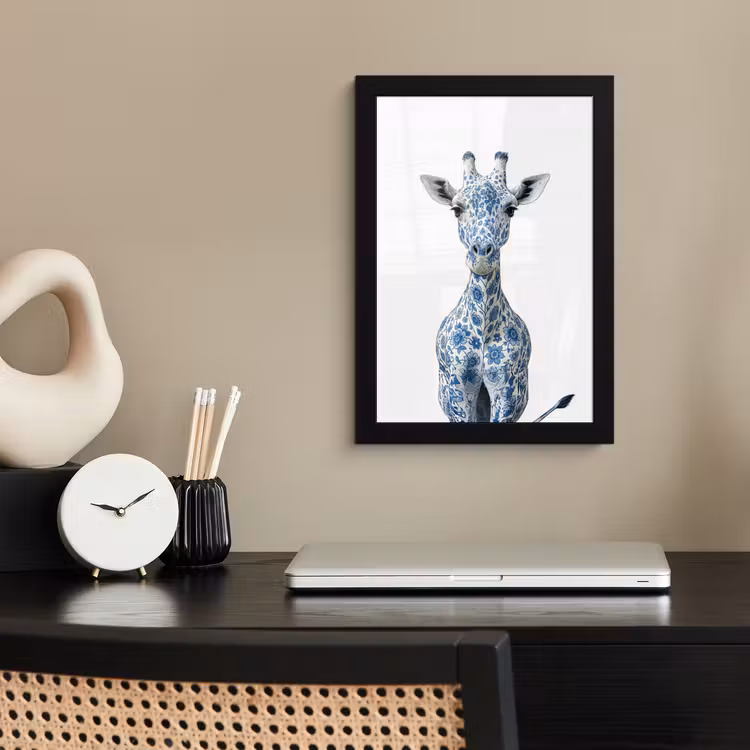 Giraffe - Delfts blauw - Dieren - Minimalistisch fotolijst zwart zonder passe partout klein -sfeer1
