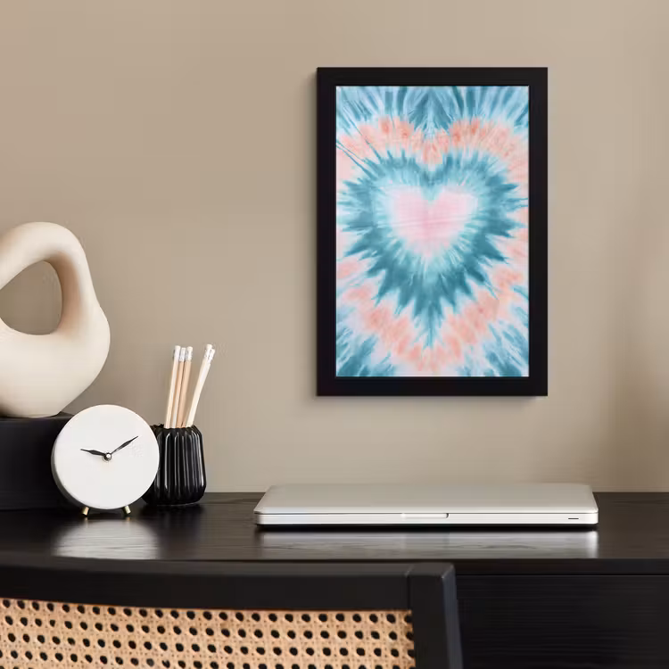 Hartvormig - Tie dye - Pasteltinten - Lichtgroen fotolijst zwart zonder passe partout klein -sfeer1