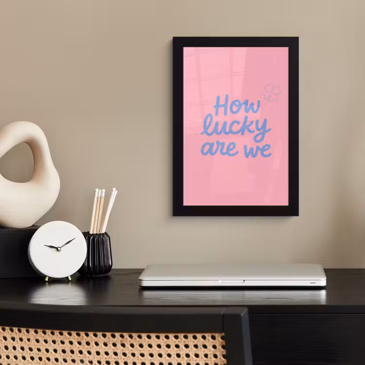 How lucky are we - Klavervier - Roze - Blauw fotolijst zwart zonder passe partout klein -sfeer1