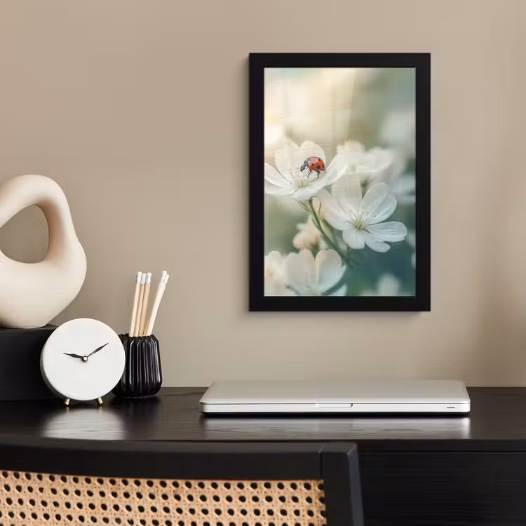 Lieveheersbeestje - Bloemen - Wit fotolijst zwart zonder passe partout klein -sfeer1