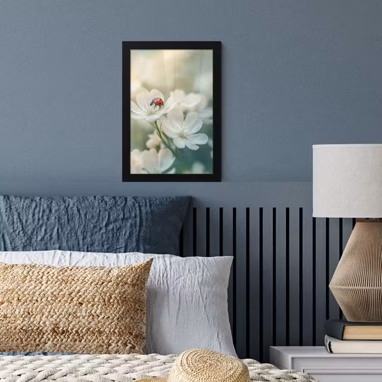 Lieveheersbeestje - Bloemen - Wit fotolijst zwart zonder passe partout klein -sfeer3