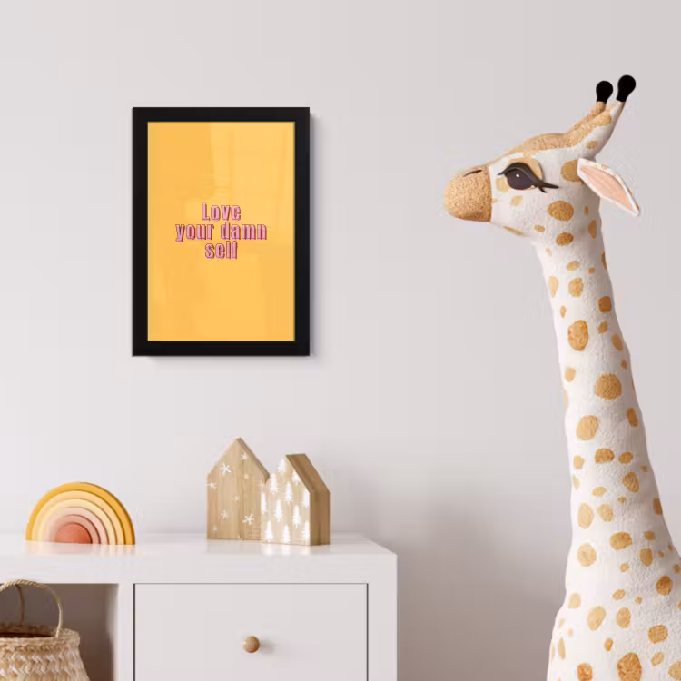 Love yourself - Roze - Geel fotolijst zwart zonder passe partout klein -usfeer4_kinderkamer