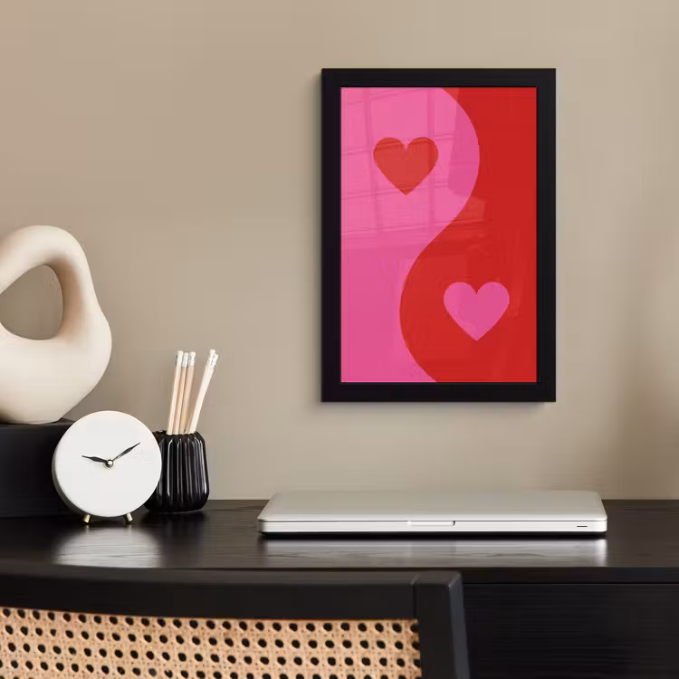 Minimalistisch - Rood - Roze - Hartjes fotolijst zwart zonder passe partout klein -sfeer1