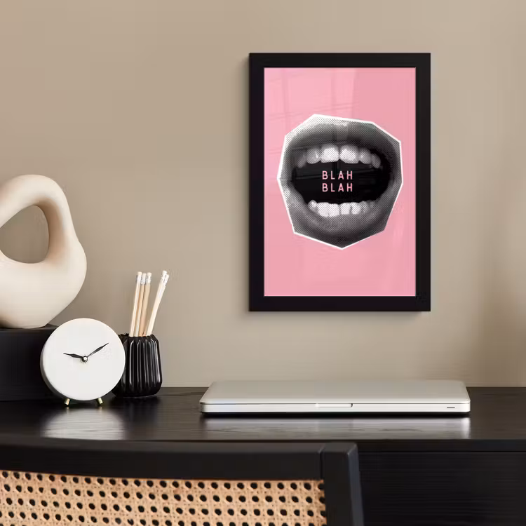 Mond - BLAH BLAH - Roze fotolijst zwart zonder passe partout klein -sfeer1