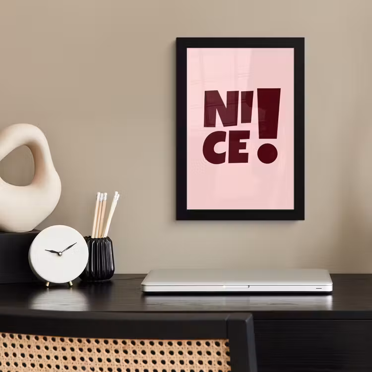 Nice - Uitroepteken - Roze fotolijst zwart zonder passe partout klein -sfeer1