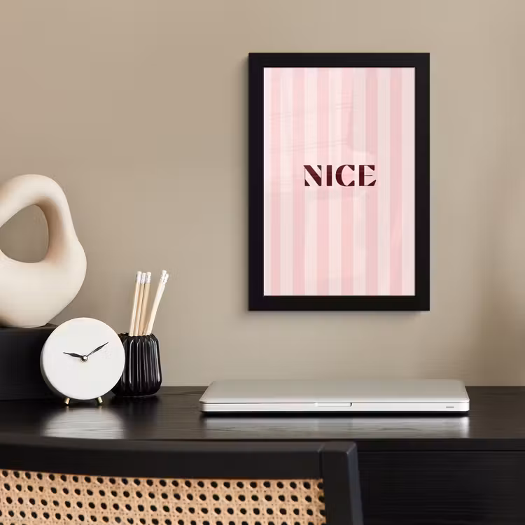 Nice - Strepen - Roze fotolijst zwart zonder passe partout klein -sfeer1