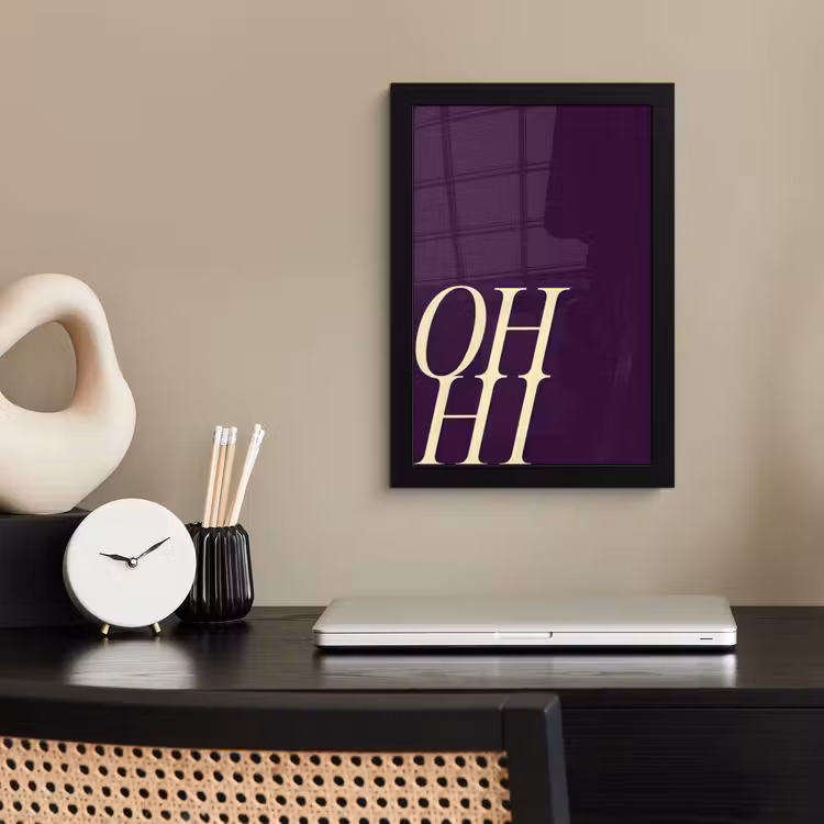 Oh hi - Paars - Cursief fotolijst zwart zonder passe partout klein -sfeer1