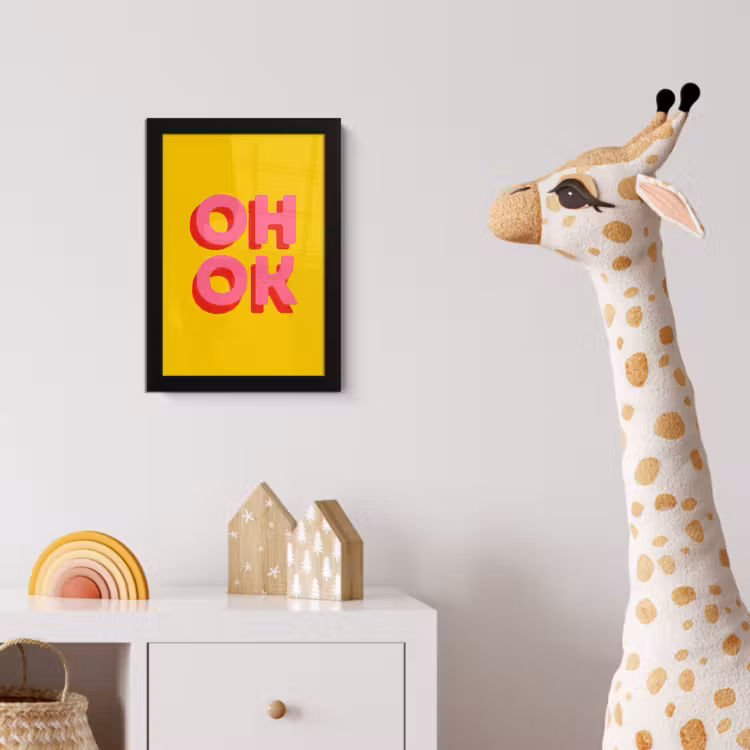 Oh ok - 3D - Geel - Roze fotolijst zwart zonder passe partout klein -usfeer4_kinderkamer