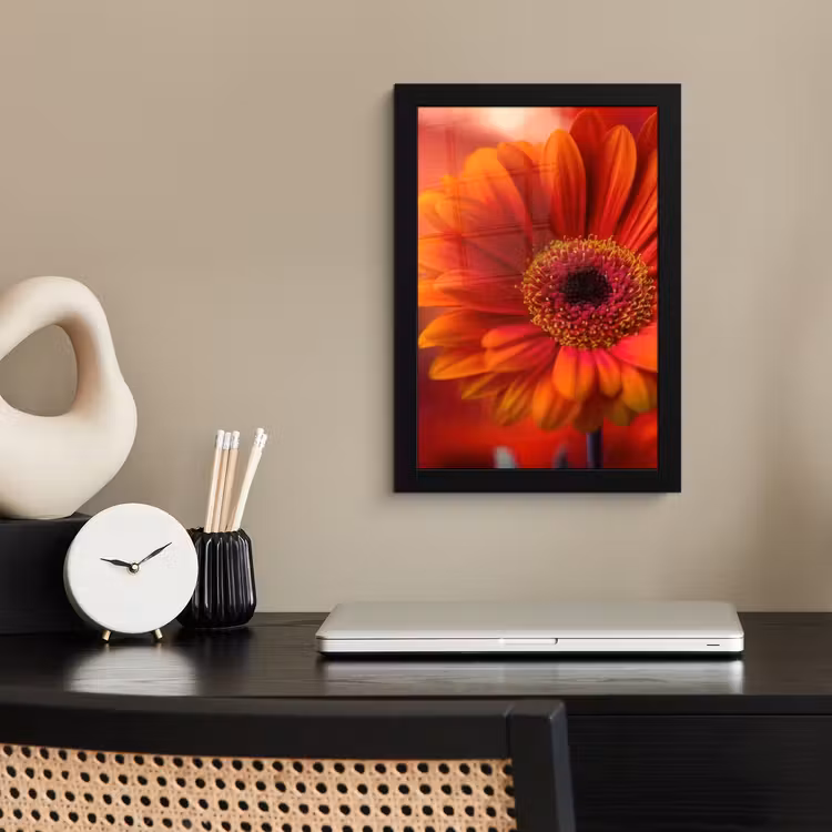 Oranje - Gerbera - Intens fotolijst zwart zonder passe partout klein -sfeer1