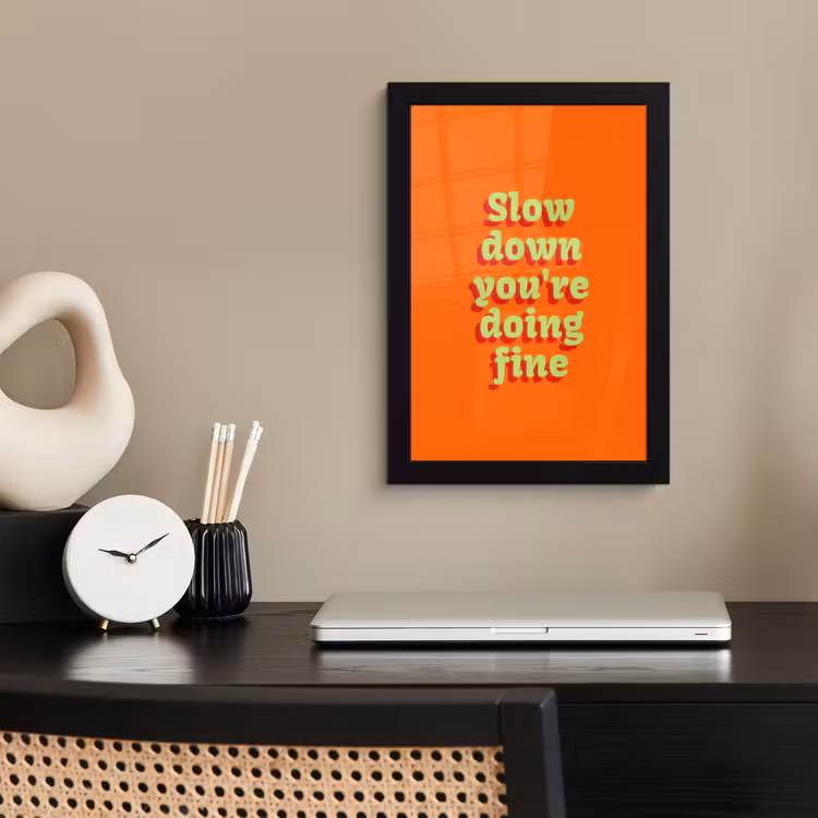 Oranje - Slow down you're doing fine - Retro fotolijst zwart zonder passe partout klein -sfeer1