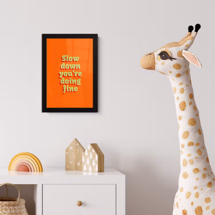 Oranje - Slow down you're doing fine - Retro fotolijst zwart zonder passe partout klein -usfeer4_kinderkamer