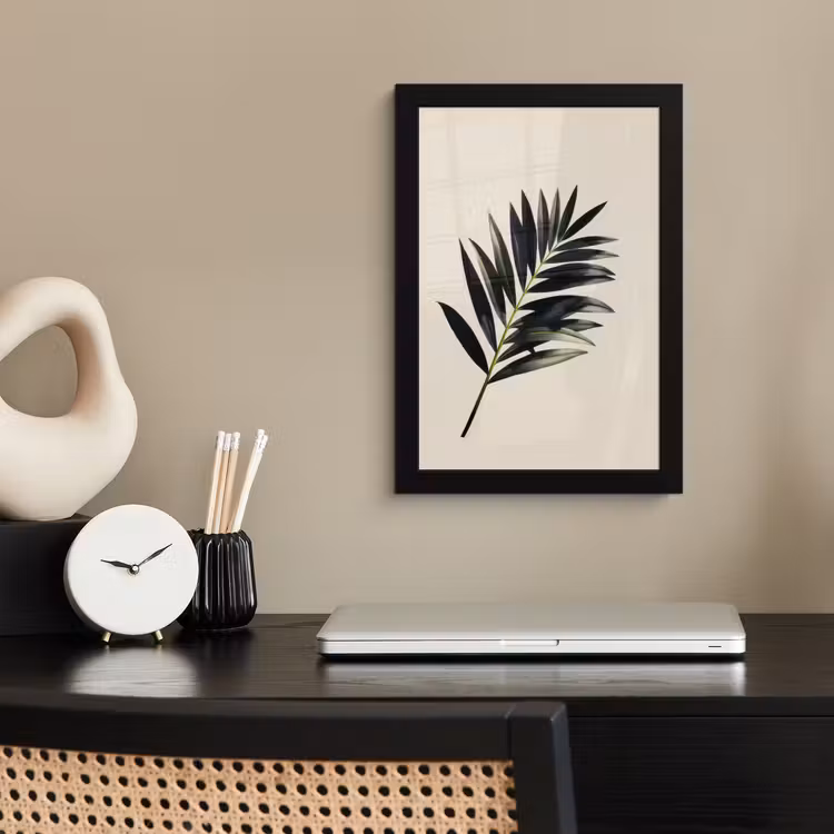 Palmblad - Subtiel - Groen - beige fotolijst zwart zonder passe partout klein -sfeer1